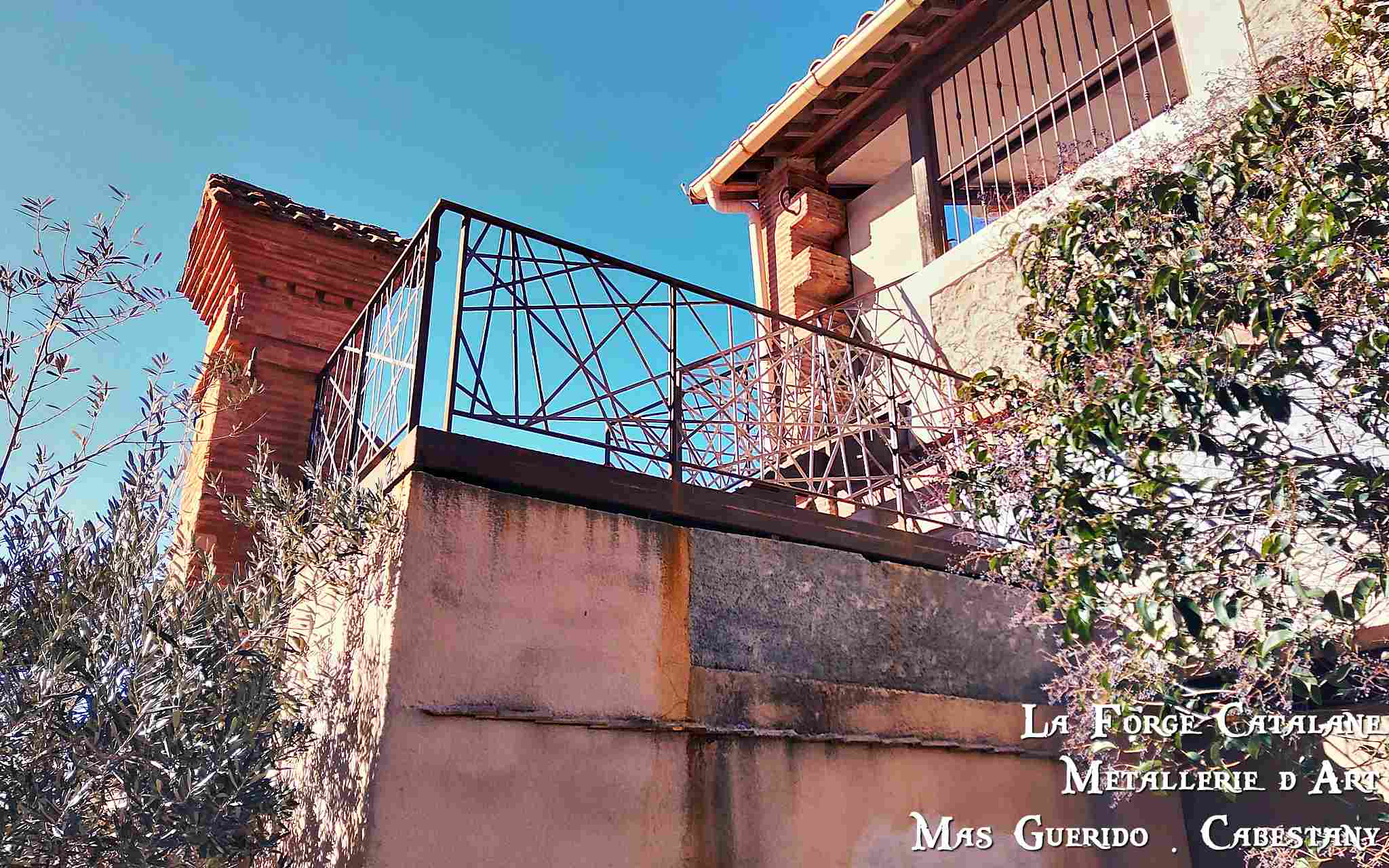 garde corps en decoupe laser remplissage barreaudages entremelees forge catalane.jpg